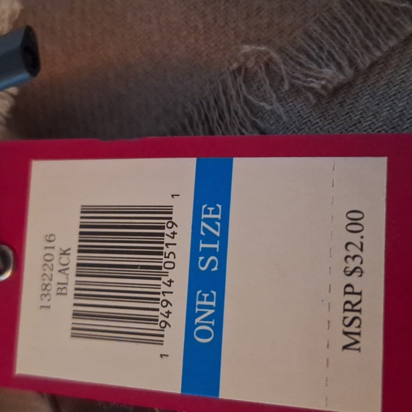 NWT Vince Camuto Large 26" X 76"  Beautiful Soft Scarf - Picture 6 of 9